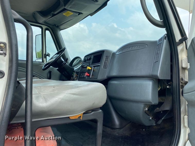 image for item JU9236 2005 International 7300  bucket truck