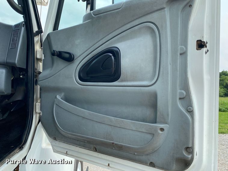 image for item JU9236 2005 International 7300  bucket truck