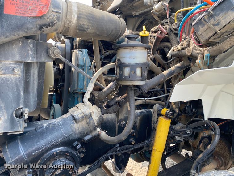 image for item JU9236 2005 International 7300  bucket truck