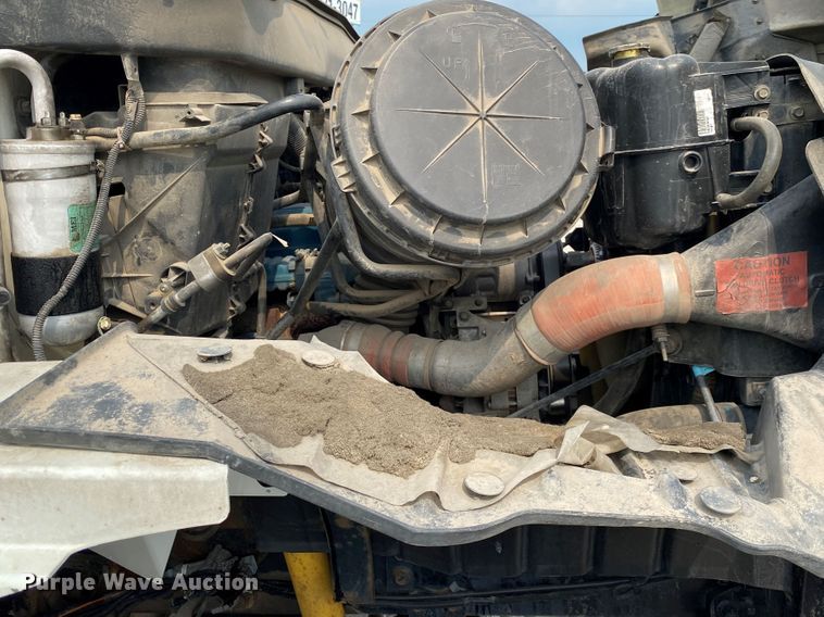 image for item JU9236 2005 International 7300  bucket truck