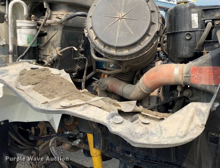 image for item JU9236 2005 International 7300  bucket truck