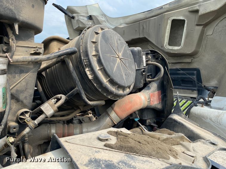 image for item JU9236 2005 International 7300  bucket truck