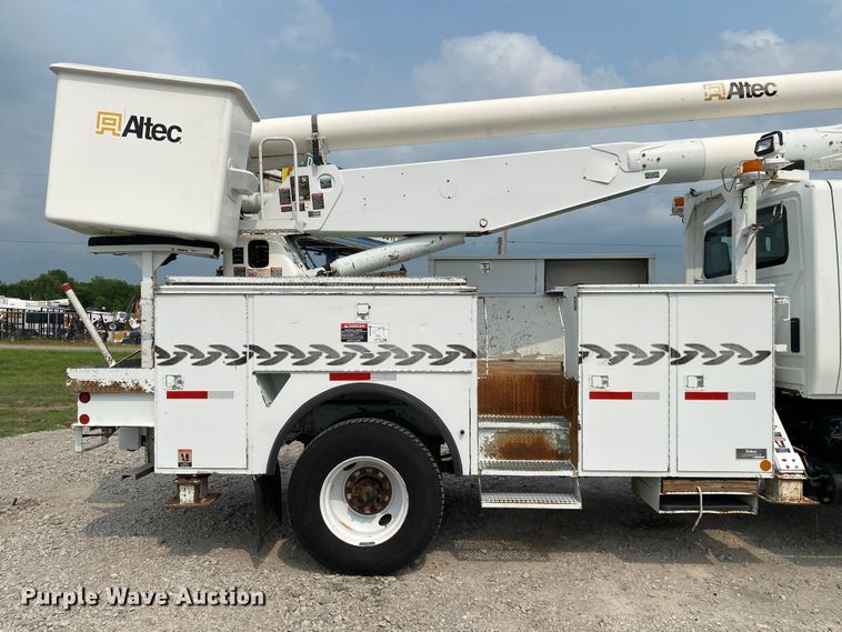 image for item JU9236 2005 International 7300  bucket truck