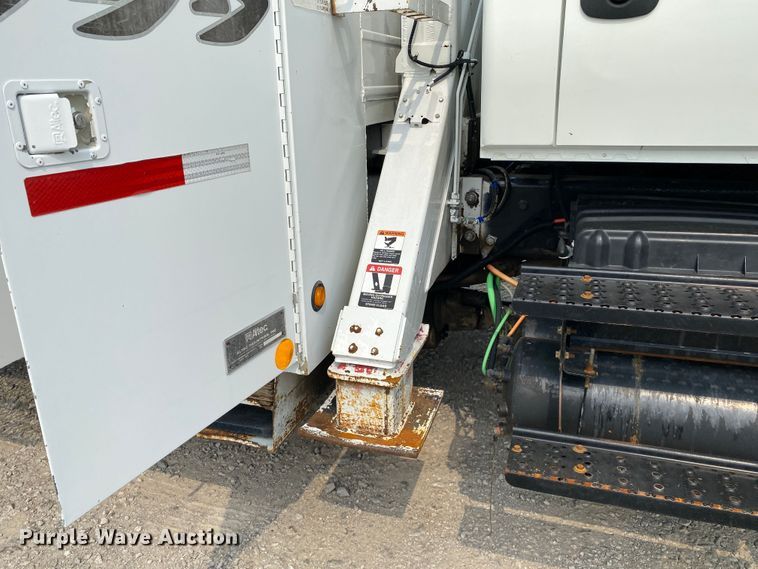 image for item JU9236 2005 International 7300  bucket truck