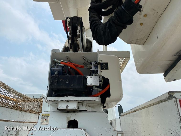 image for item JU9236 2005 International 7300  bucket truck