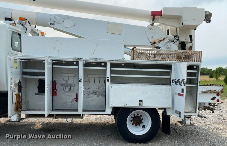 image for item JU9236 2005 International 7300  bucket truck