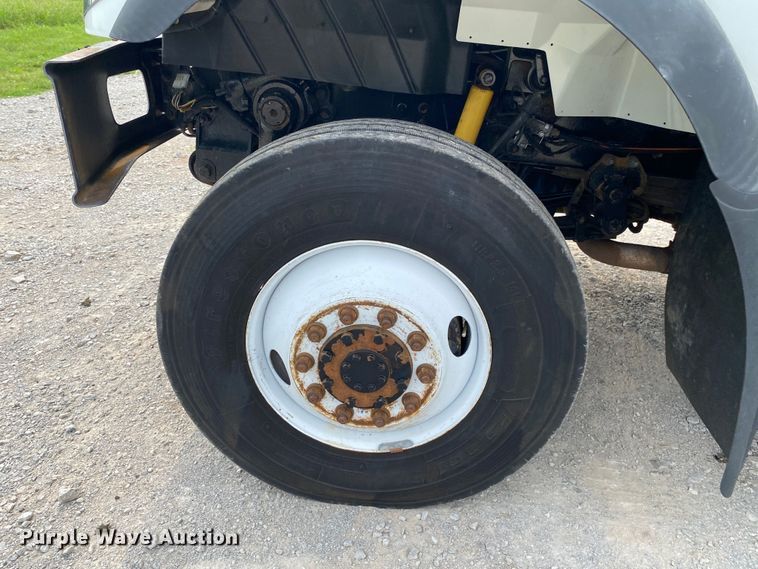 image for item JU9236 2005 International 7300  bucket truck