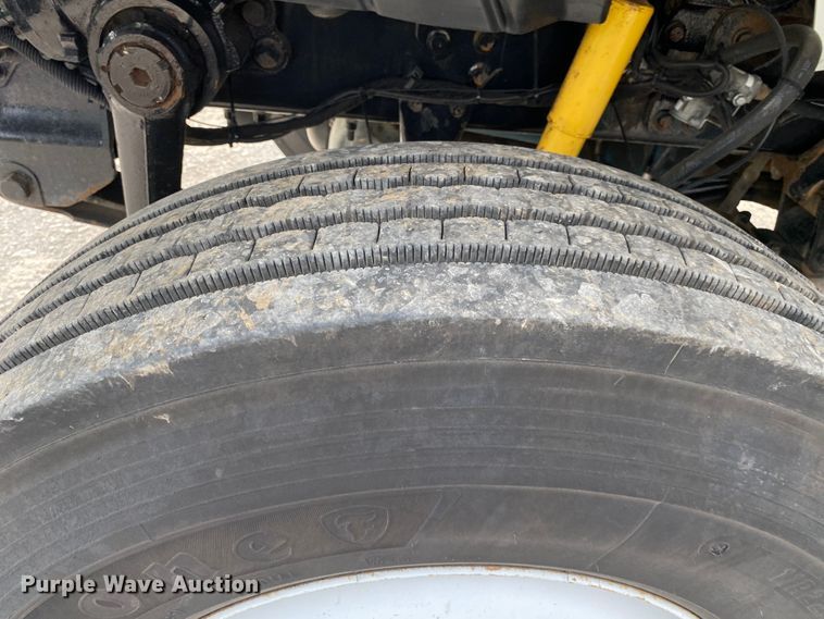 image for item JU9236 2005 International 7300  bucket truck