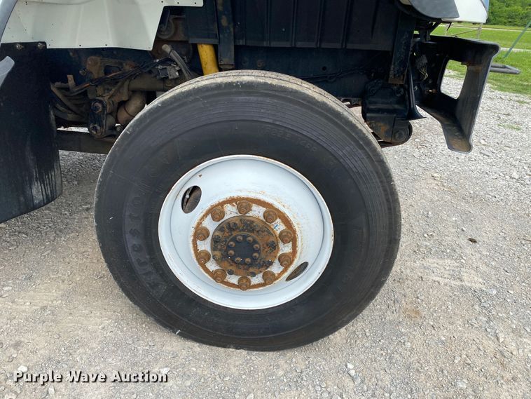 image for item JU9236 2005 International 7300  bucket truck