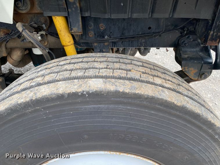 image for item JU9236 2005 International 7300  bucket truck