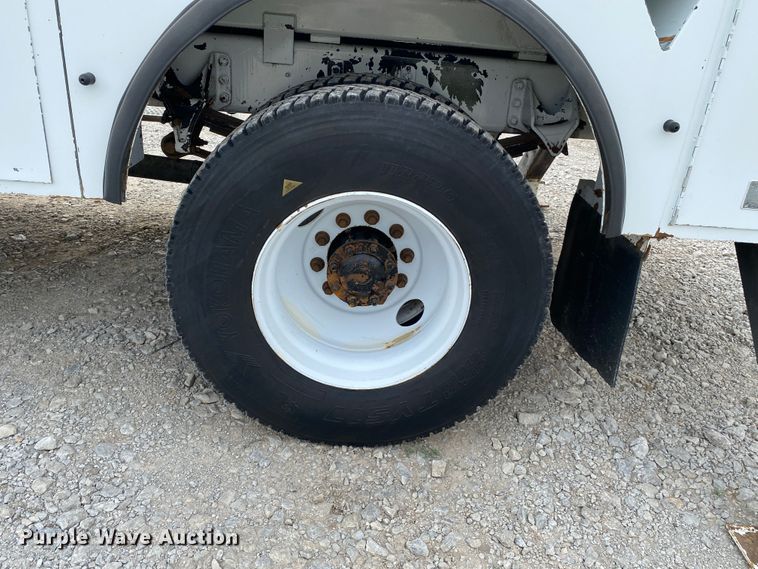 image for item JU9236 2005 International 7300  bucket truck