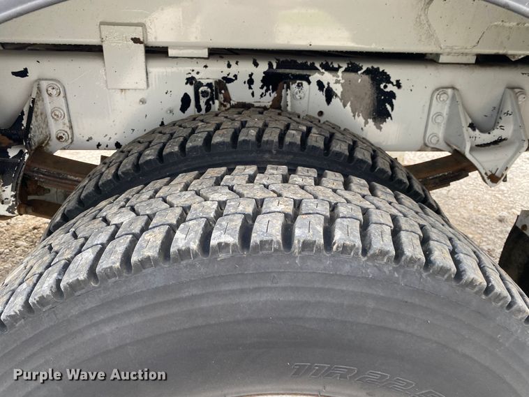 image for item JU9236 2005 International 7300  bucket truck