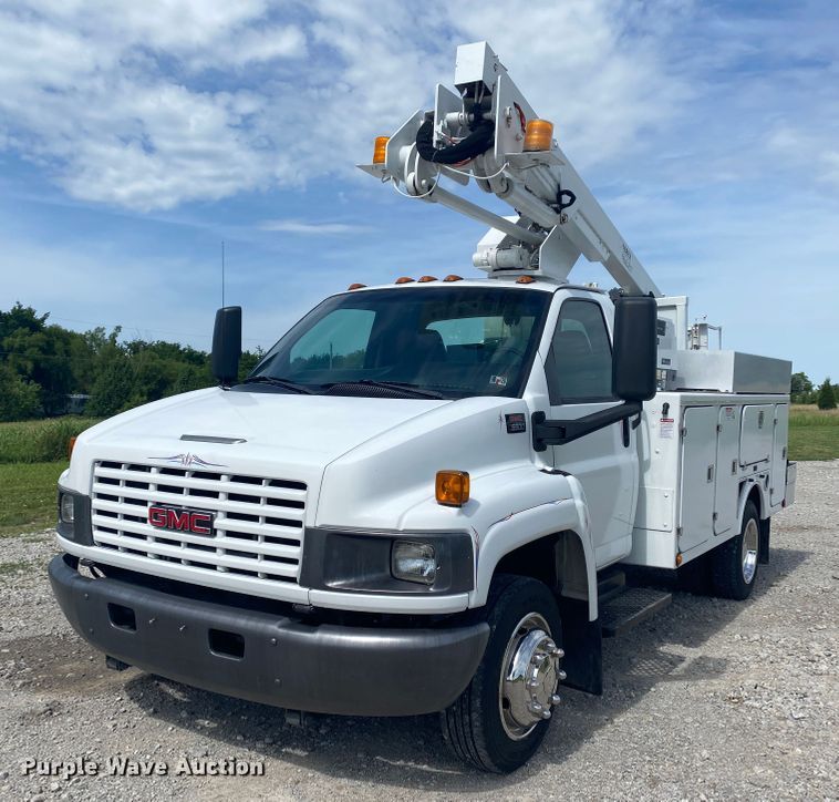 image for item JU9248 2005 GMC C5500  bucket truck