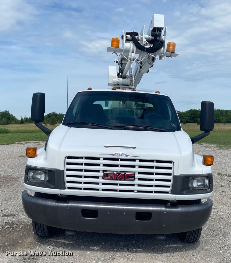 image for item JU9248 2005 GMC C5500  bucket truck