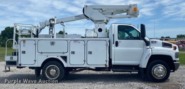 image for item JU9248 2005 GMC C5500  bucket truck