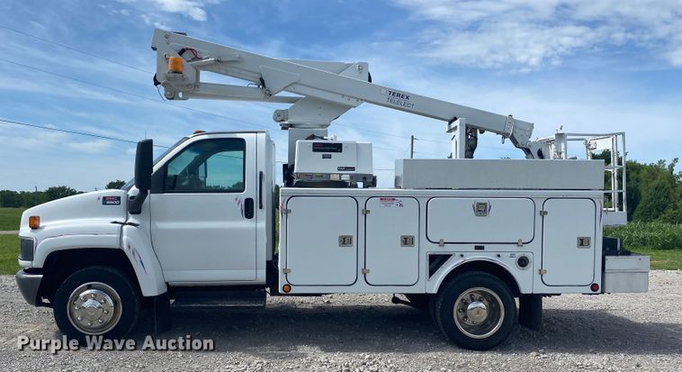 image for item JU9248 2005 GMC C5500  bucket truck