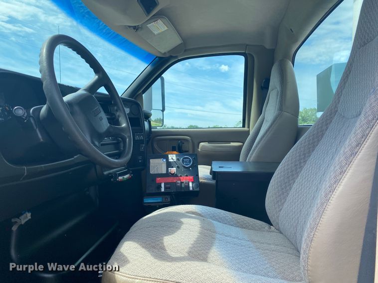 image for item JU9248 2005 GMC C5500  bucket truck