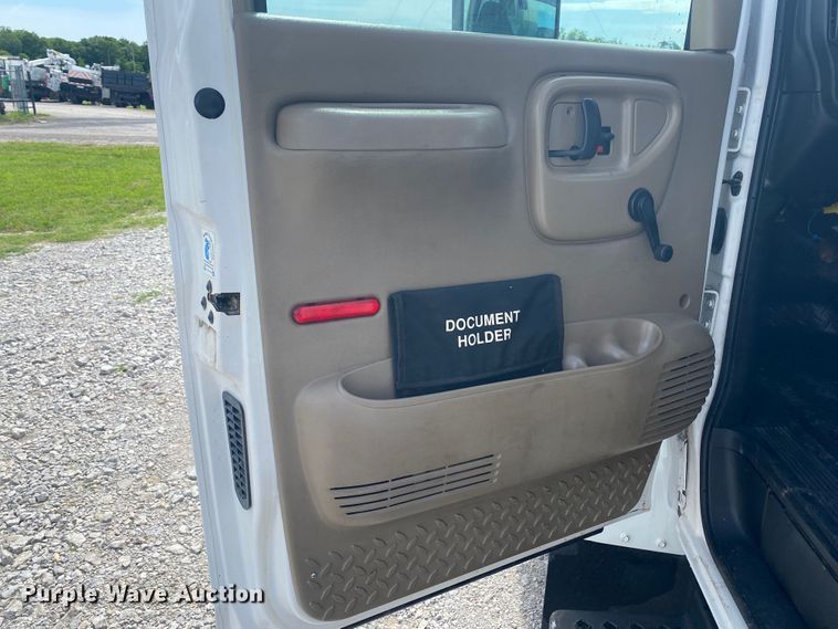 image for item JU9248 2005 GMC C5500  bucket truck