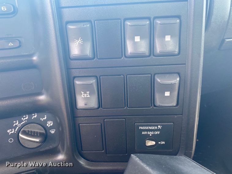 image for item JU9248 2005 GMC C5500  bucket truck