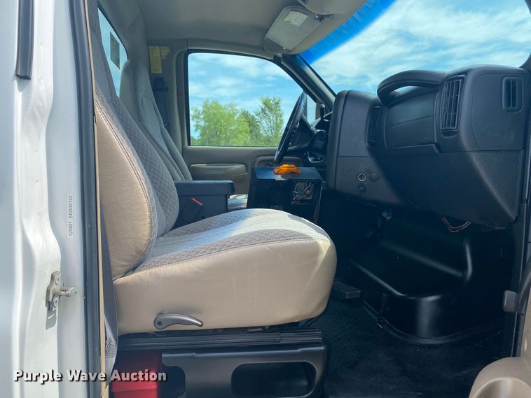 image for item JU9248 2005 GMC C5500  bucket truck