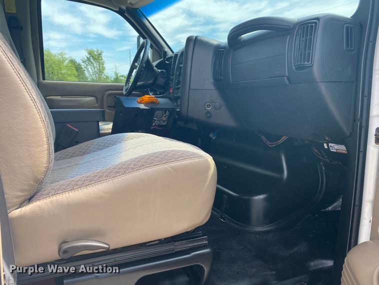 image for item JU9248 2005 GMC C5500  bucket truck