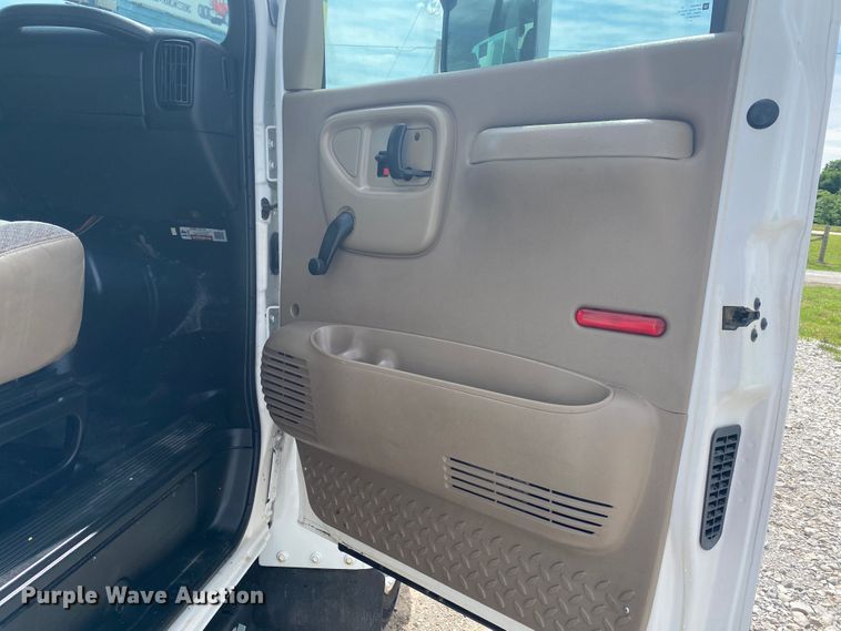 image for item JU9248 2005 GMC C5500  bucket truck