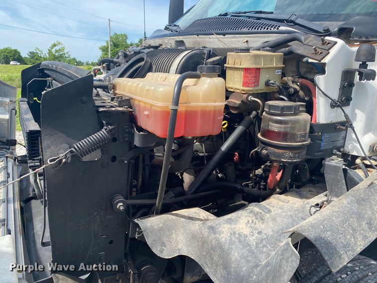 image for item JU9248 2005 GMC C5500  bucket truck