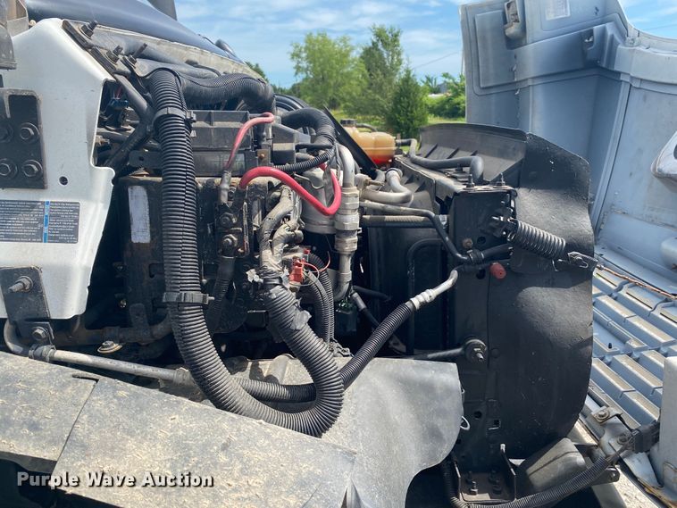 image for item JU9248 2005 GMC C5500  bucket truck