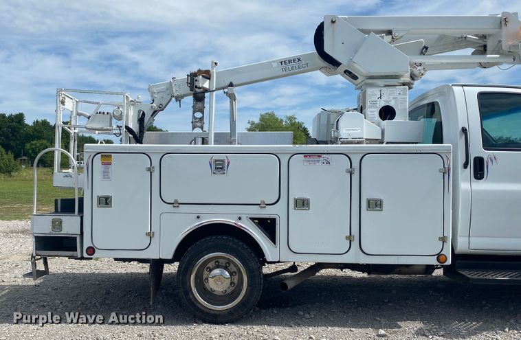 image for item JU9248 2005 GMC C5500  bucket truck
