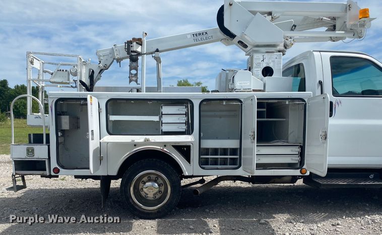 image for item JU9248 2005 GMC C5500  bucket truck