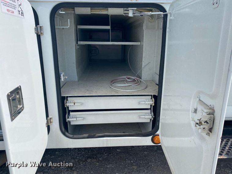 image for item JU9248 2005 GMC C5500  bucket truck