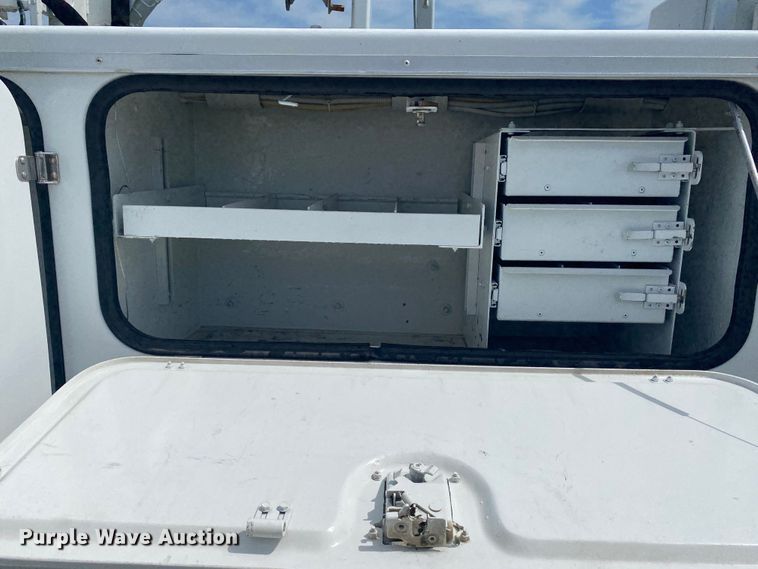 image for item JU9248 2005 GMC C5500  bucket truck