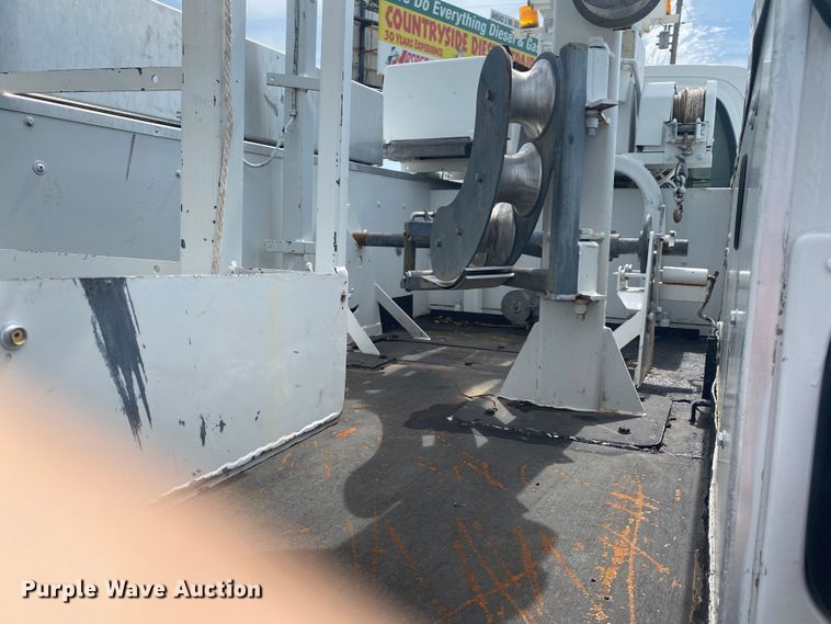 image for item JU9248 2005 GMC C5500  bucket truck