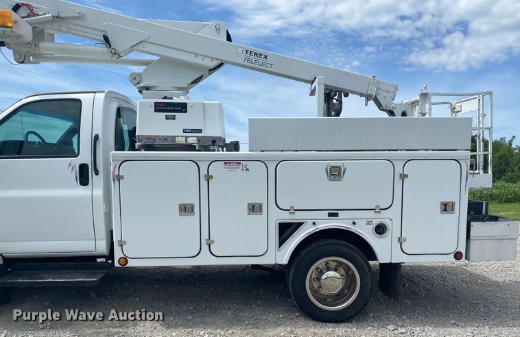 image for item JU9248 2005 GMC C5500  bucket truck