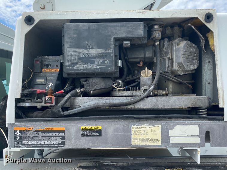 image for item JU9248 2005 GMC C5500  bucket truck