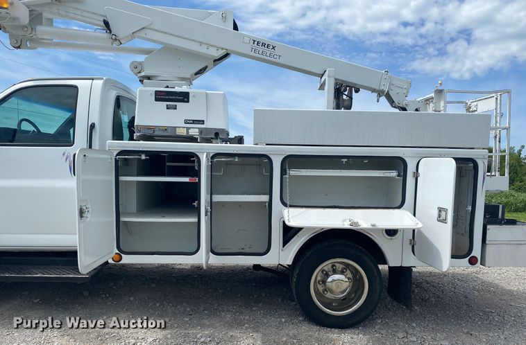 image for item JU9248 2005 GMC C5500  bucket truck