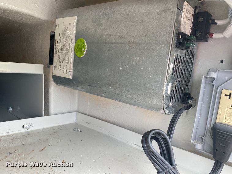 image for item JU9248 2005 GMC C5500  bucket truck