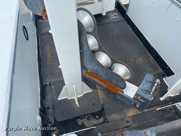 image for item JU9248 2005 GMC C5500  bucket truck