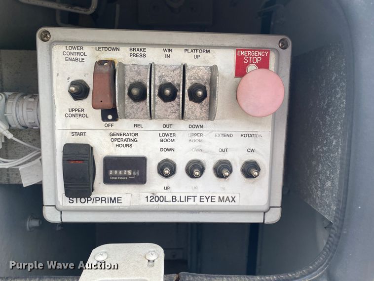 image for item JU9248 2005 GMC C5500  bucket truck