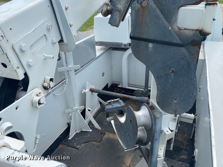 image for item JU9248 2005 GMC C5500  bucket truck