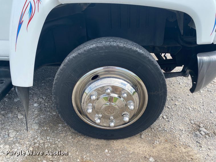 image for item JU9248 2005 GMC C5500  bucket truck