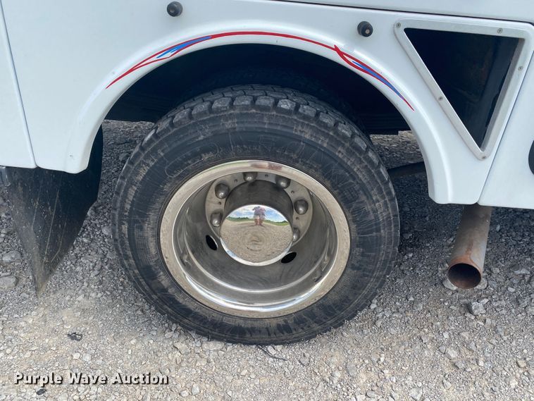 image for item JU9248 2005 GMC C5500  bucket truck