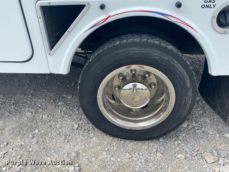 image for item JU9248 2005 GMC C5500  bucket truck