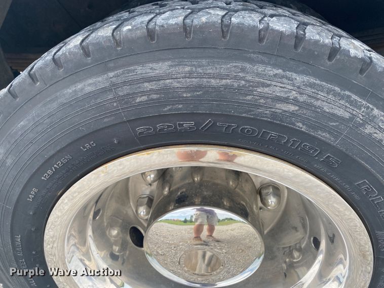 image for item JU9248 2005 GMC C5500  bucket truck