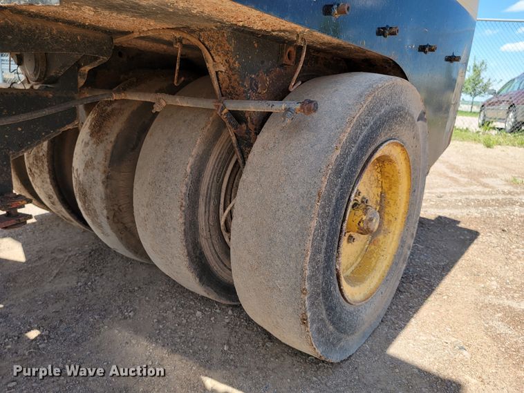 image for item KA9319 Hyster C530A  pneumatic roller