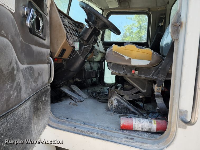 image for item KF9042 2006 Peterbilt 335  ready mix truck