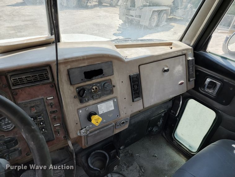 image for item KF9042 2006 Peterbilt 335  ready mix truck