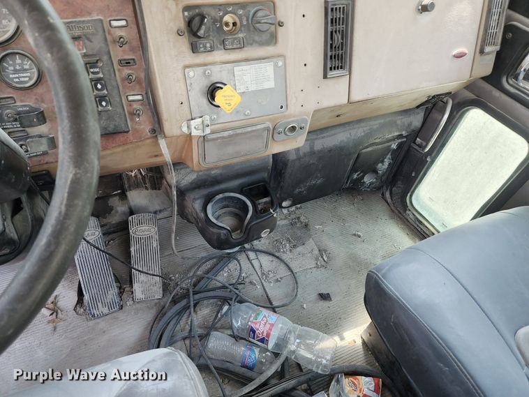 image for item KF9042 2006 Peterbilt 335  ready mix truck