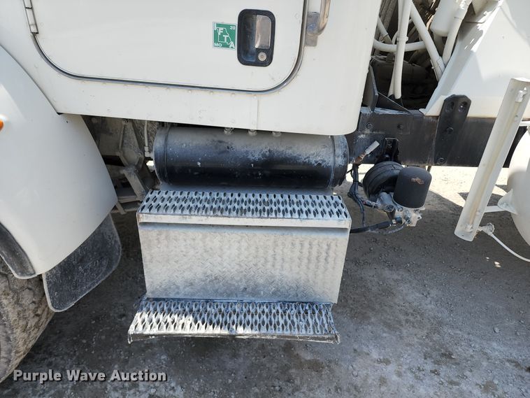 image for item KF9042 2006 Peterbilt 335  ready mix truck