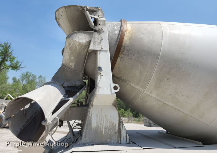 image for item KF9042 2006 Peterbilt 335  ready mix truck